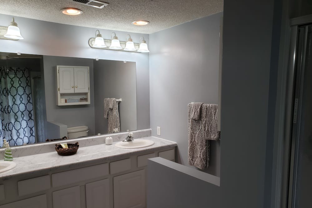 Photo of Bathroom in Dewy Rose