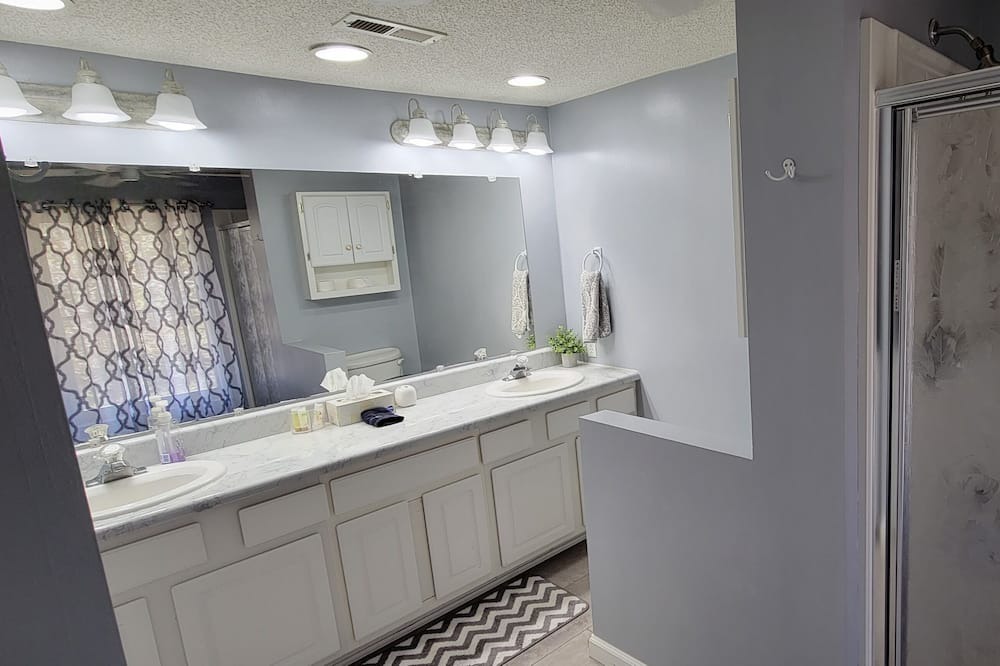 Photo of Bathroom in Dewy Rose