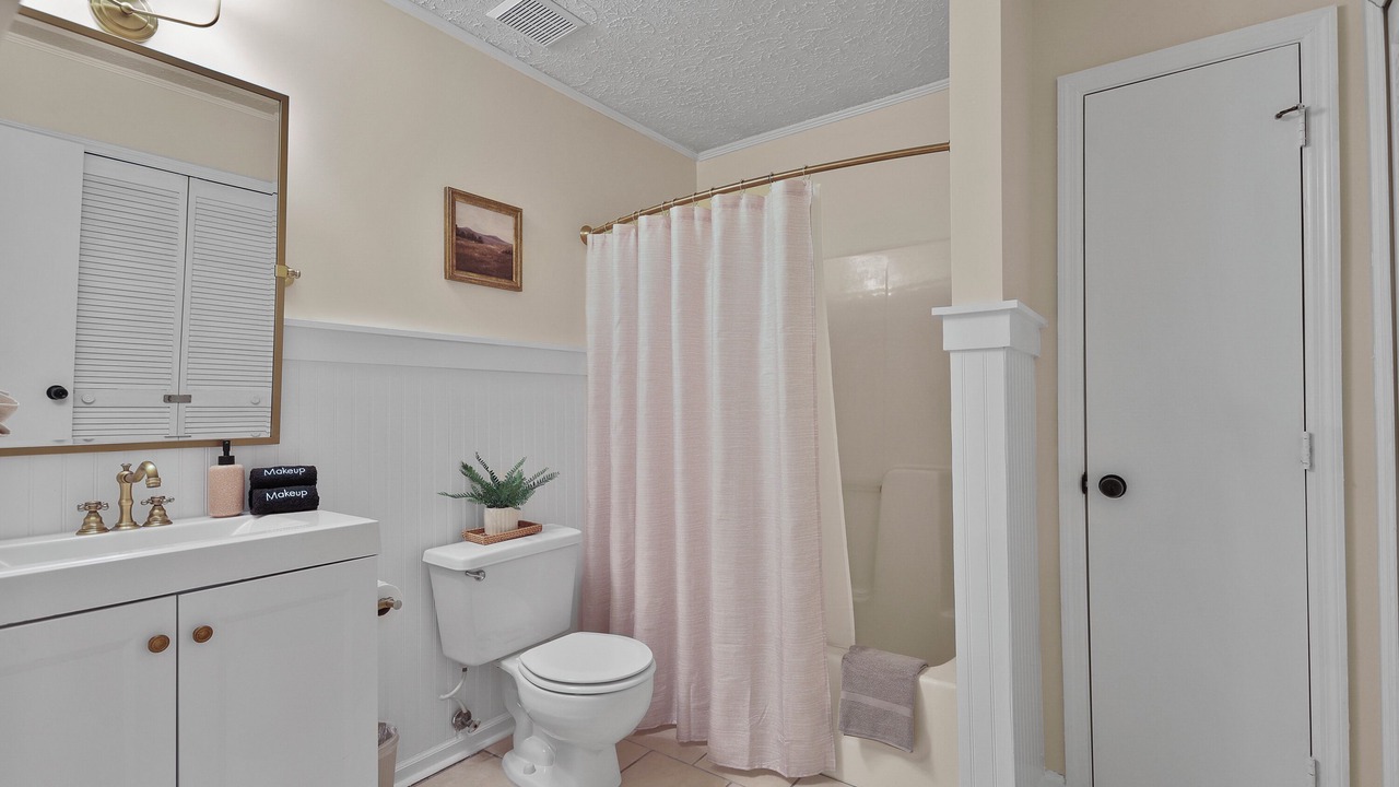 Photo of Bathroom in Whitemarsh Island