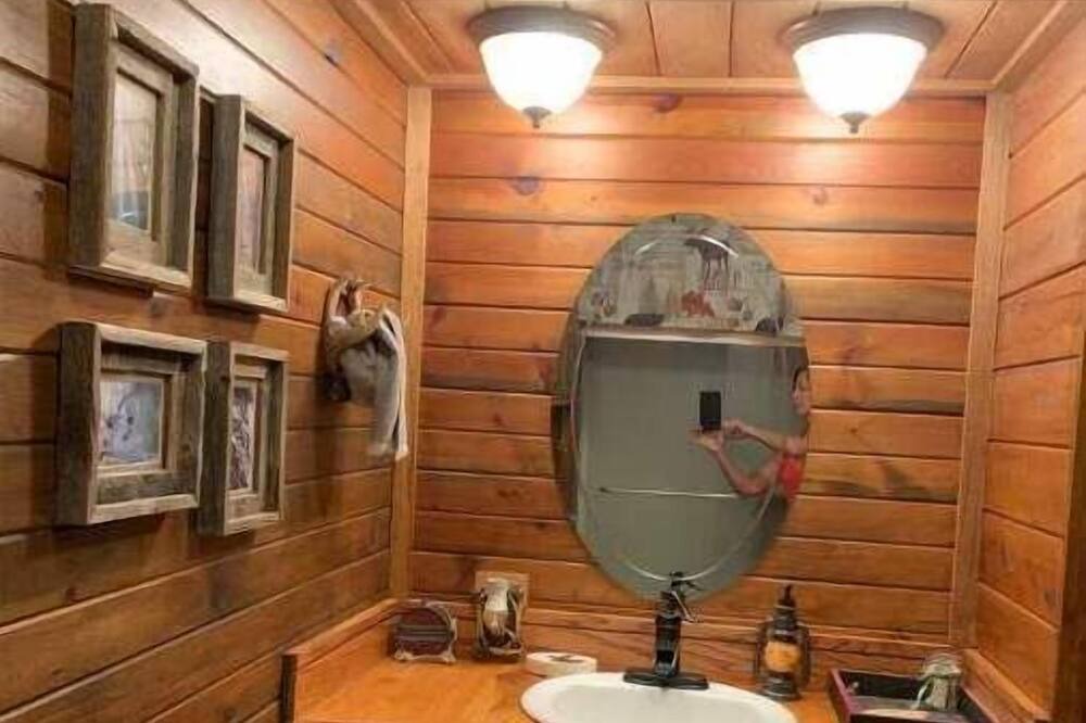Photo of Bathroom in Mountain Rest