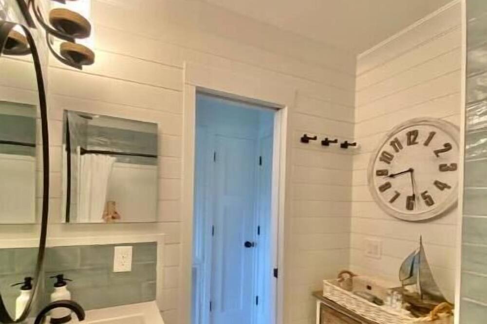 Photo of Bathroom in Folly Field