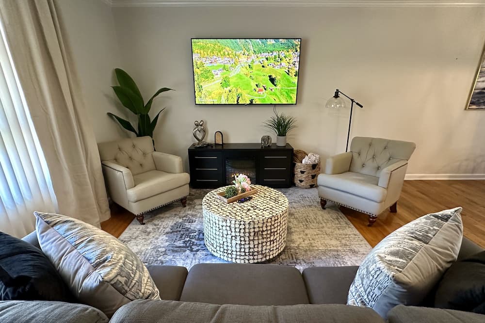 Photo of Livingroom in Northeast Raleigh