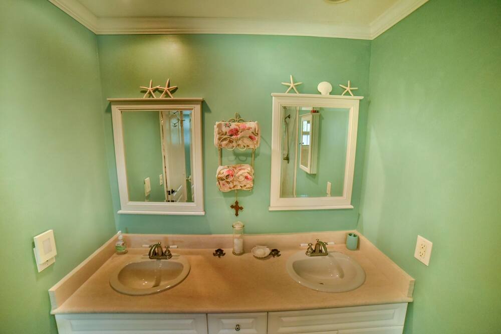 Photo of Bathroom in Summerplace
