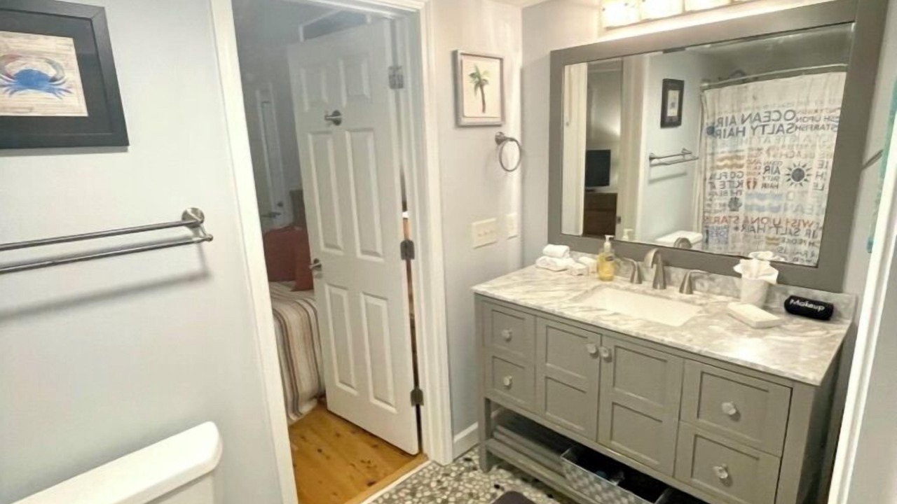 Photo of Bathroom in Night Heron
