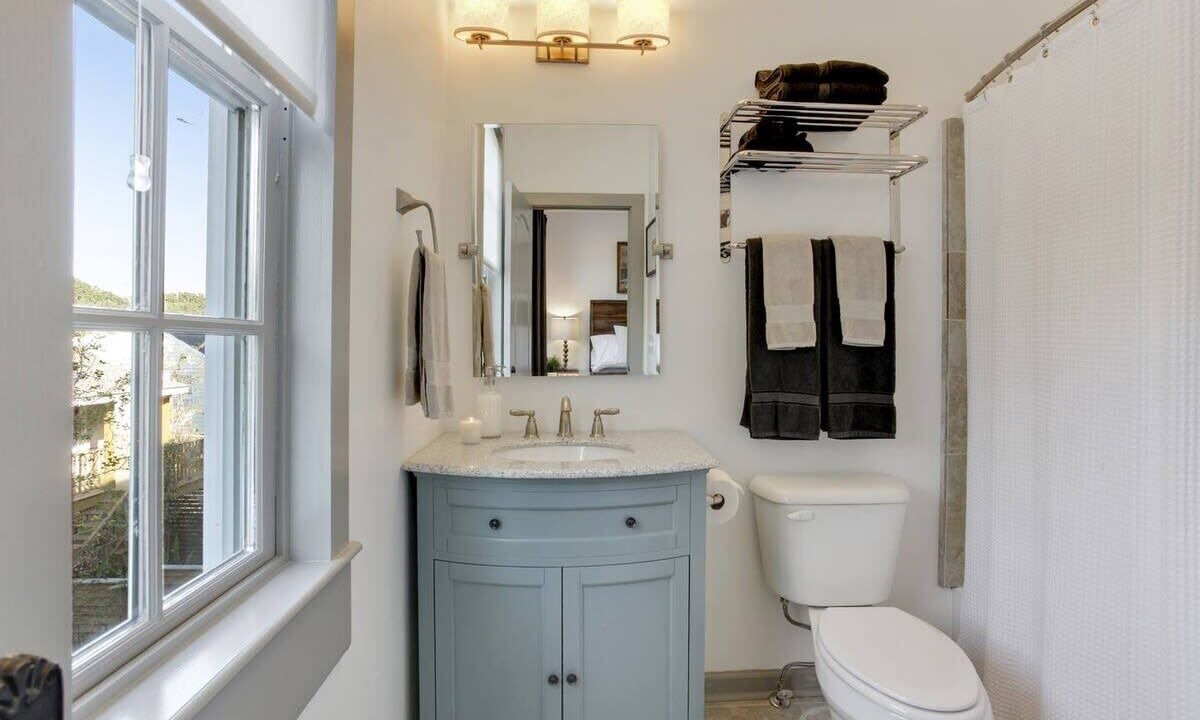 Photo of Bathroom in Beach Institute