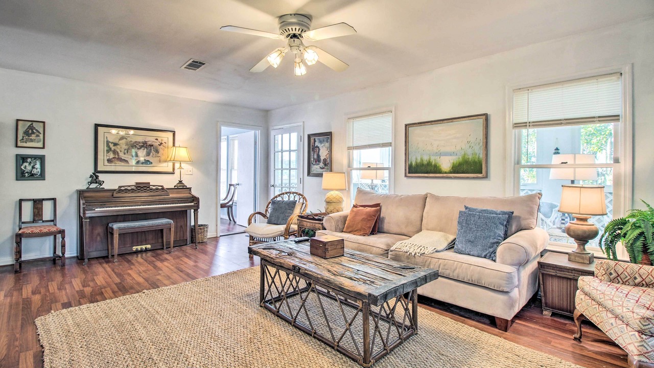 Photo of Livingroom in Whitemarsh Island