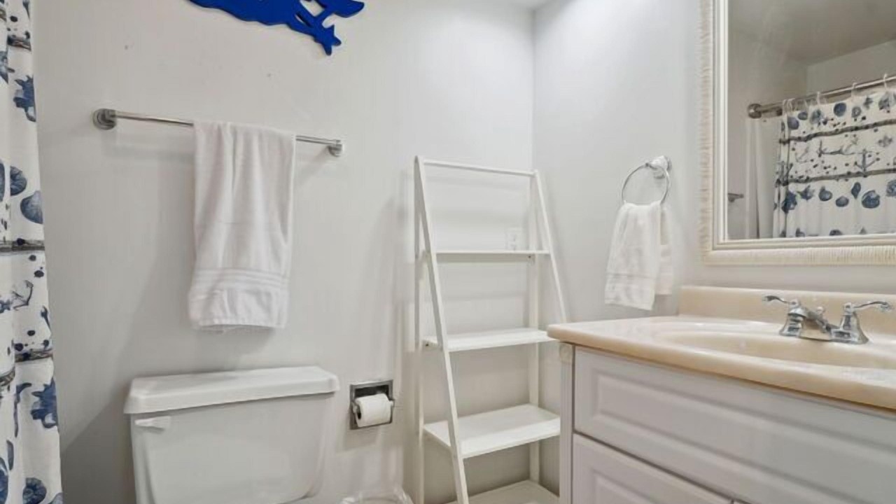 Photo of Bathroom in Night Heron