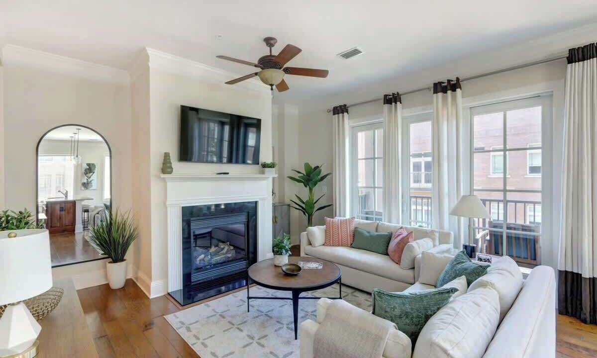 Photo of Livingroom in Historic District - North