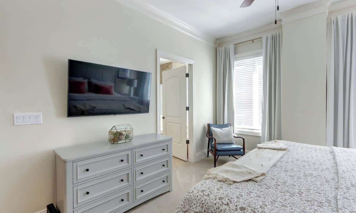 Photo of Bedroom in Historic District - North