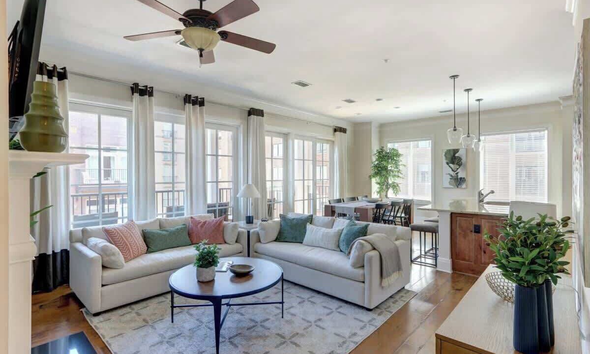 Photo of Livingroom in Historic District - North