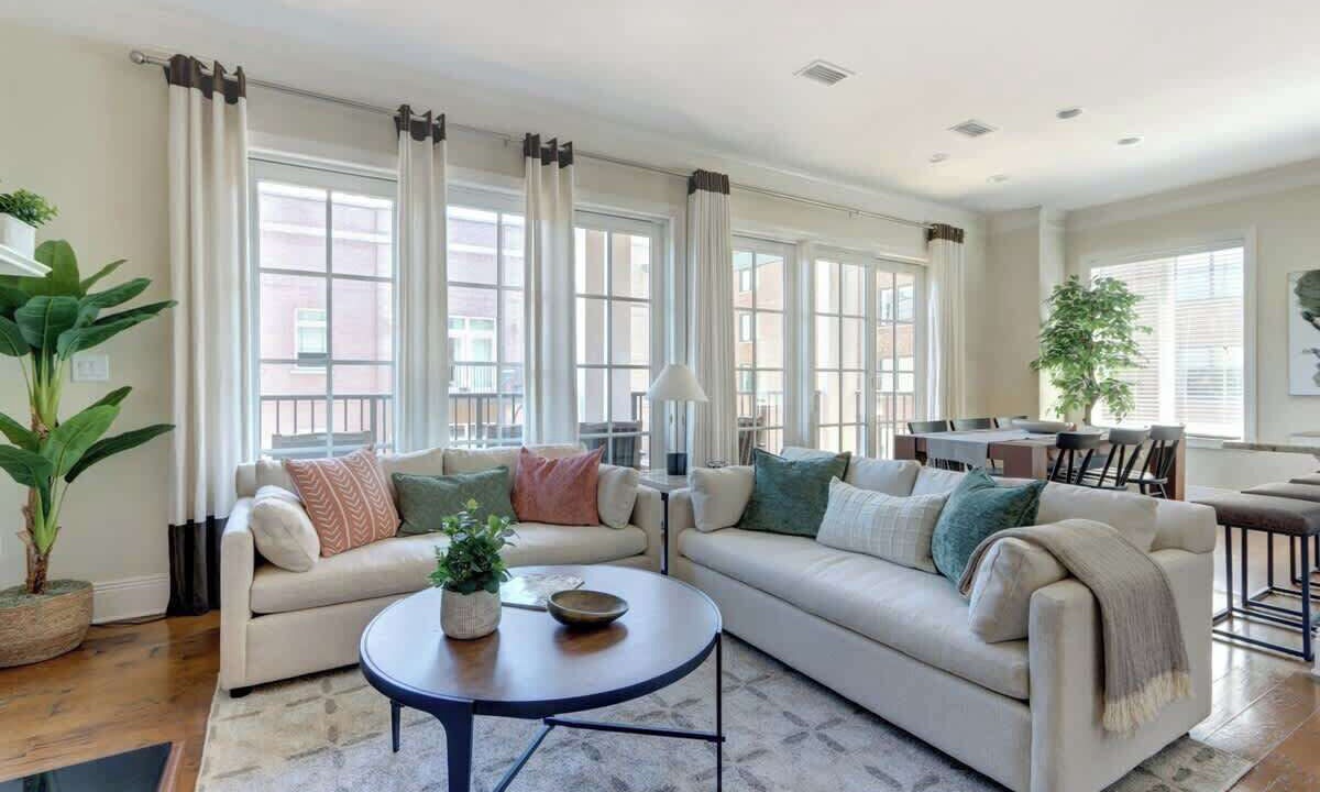 Photo of Livingroom in Historic District - North