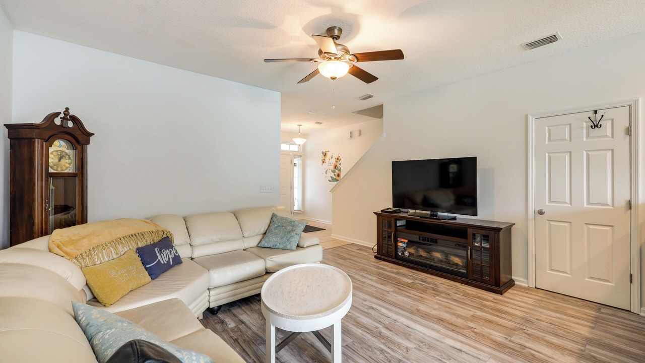 Photo of Livingroom in OakLeaf Plantation