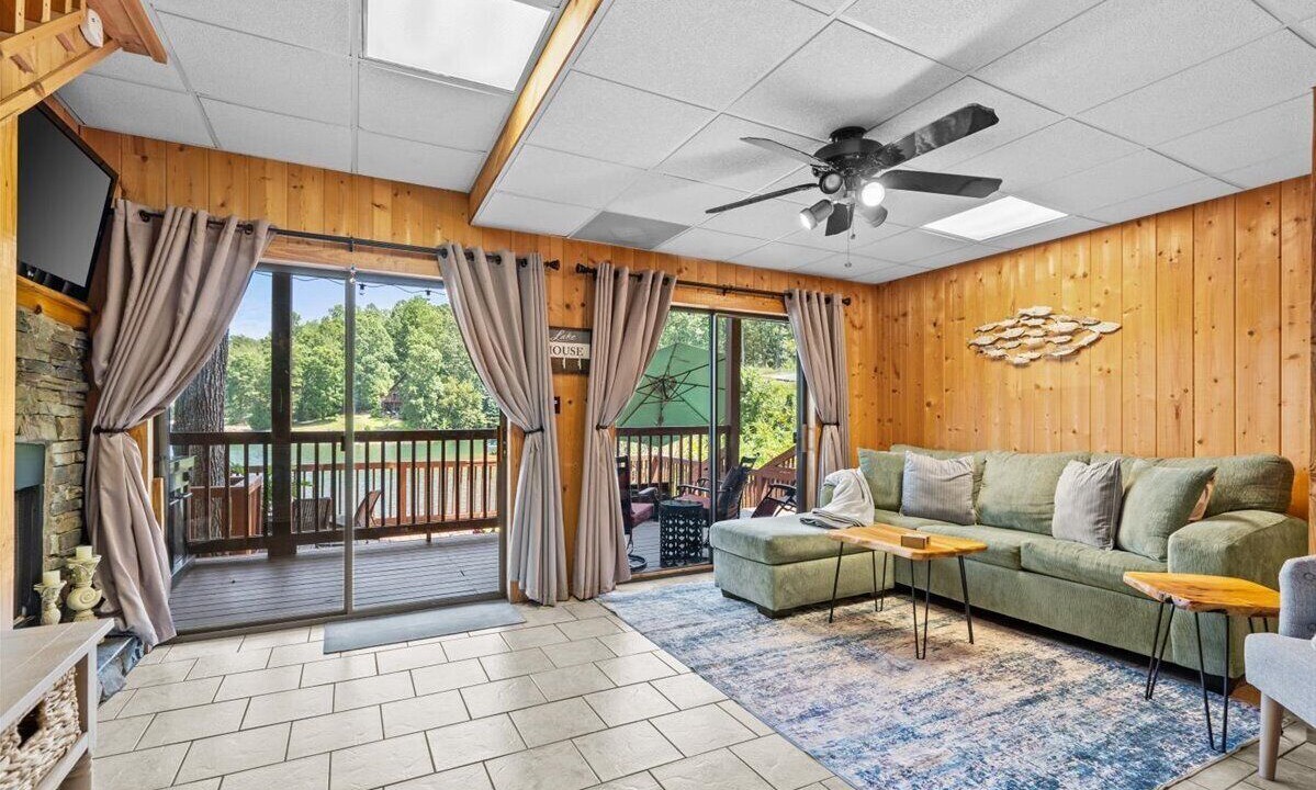 Photo of Livingroom in Six Mile