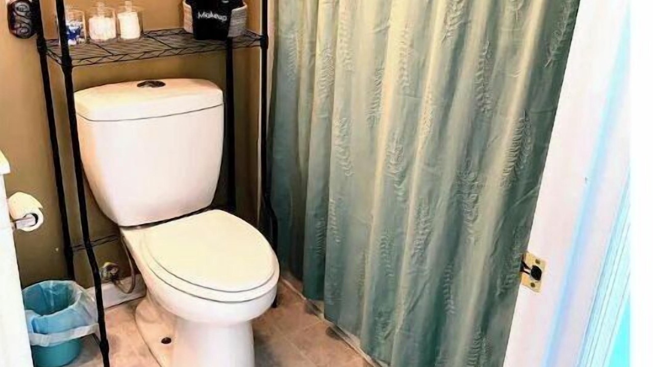 Photo of Bathroom in Thunderbolt