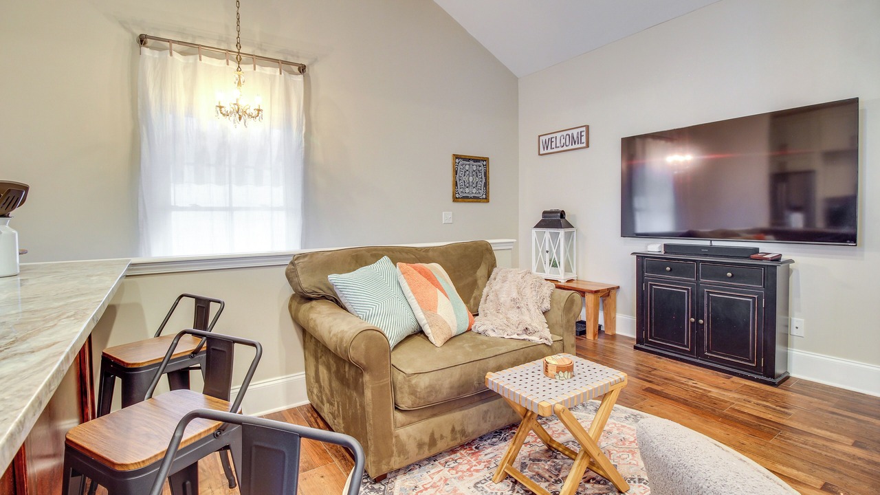Photo of Livingroom in Thomas Square