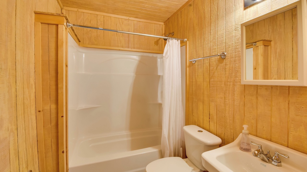 Photo of Bathroom in Rocky Bottom