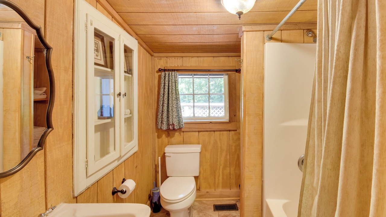Photo of Bathroom in Rocky Bottom