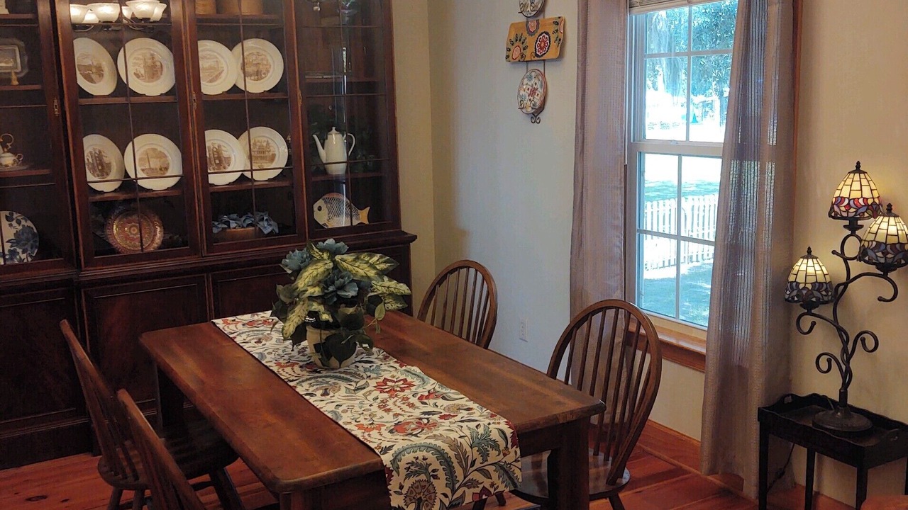Photo of Livingroom in Midway