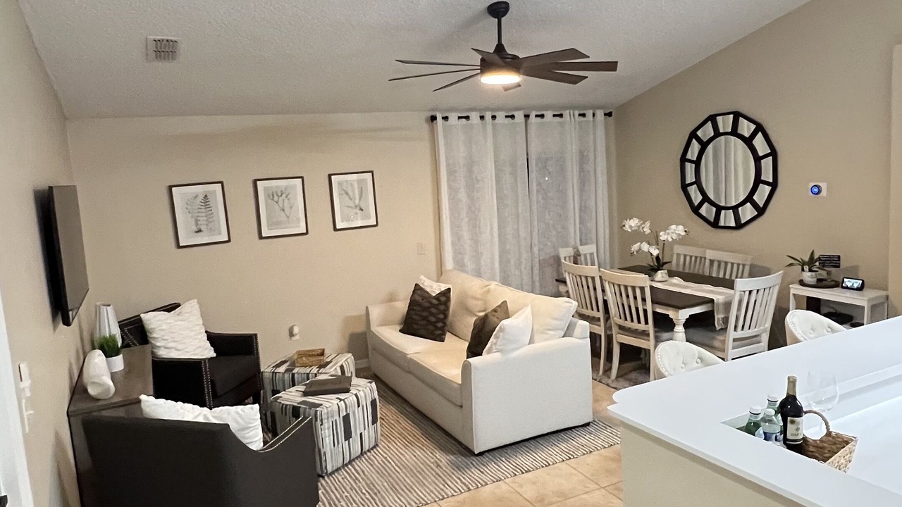 Photo of Livingroom in Crescent Lakes