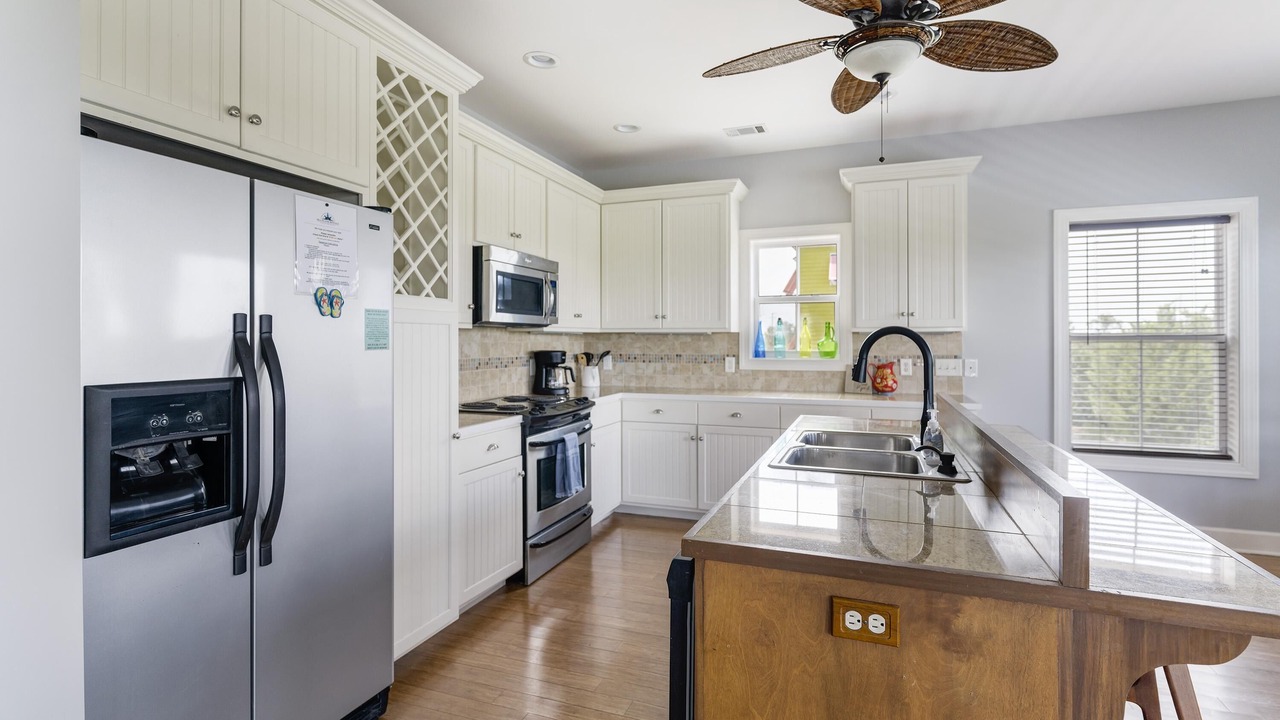 Photo of Kitchen in Oceanmarsh Subdivision
