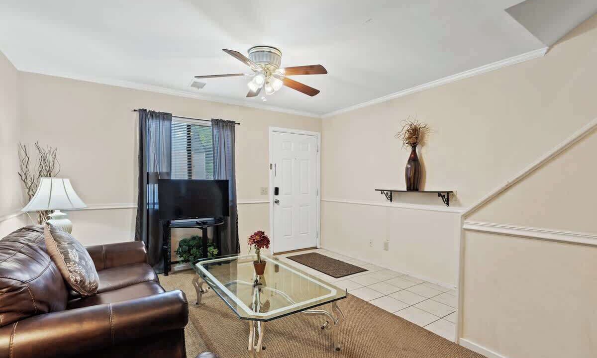 Photo of Livingroom in Seven Oaks