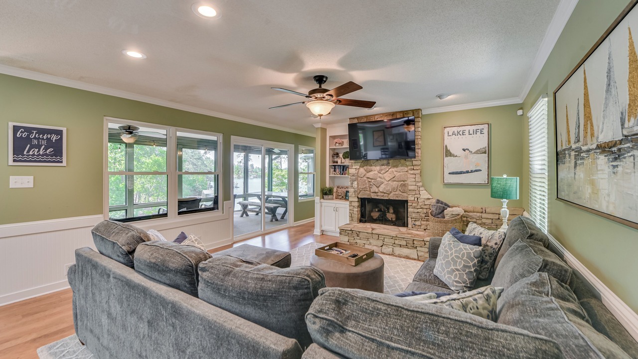 Photo of Livingroom in Modoc Shores