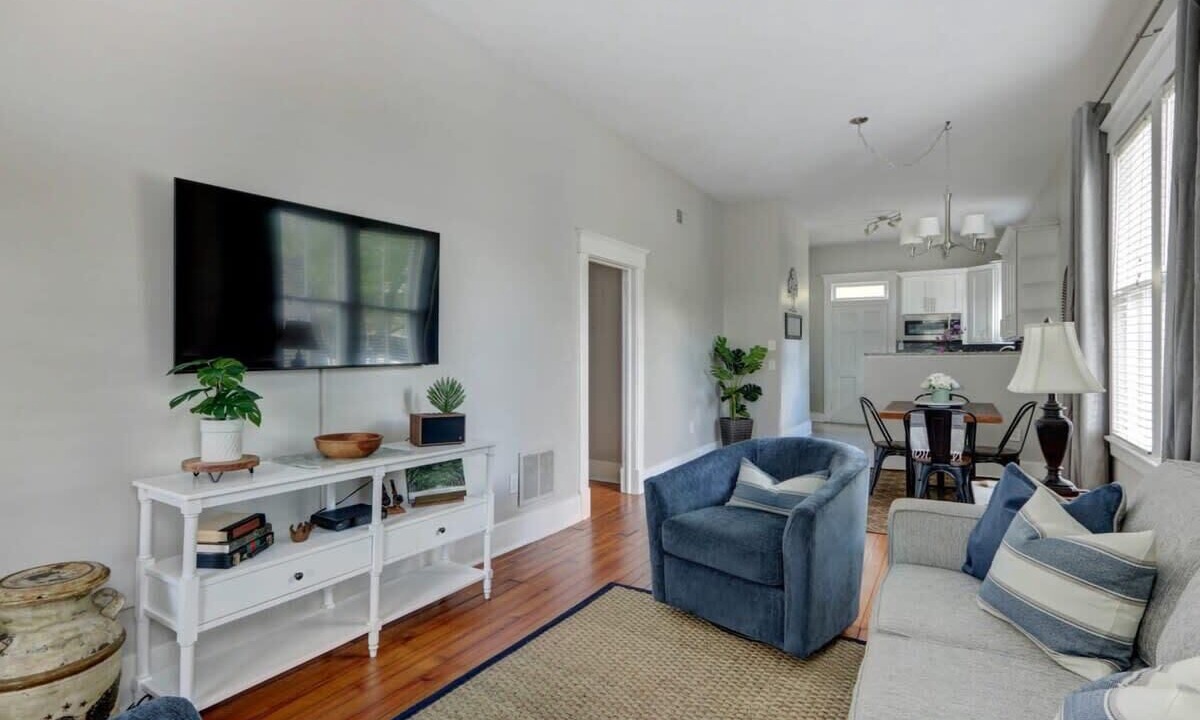 Photo of Livingroom in Historic District - North