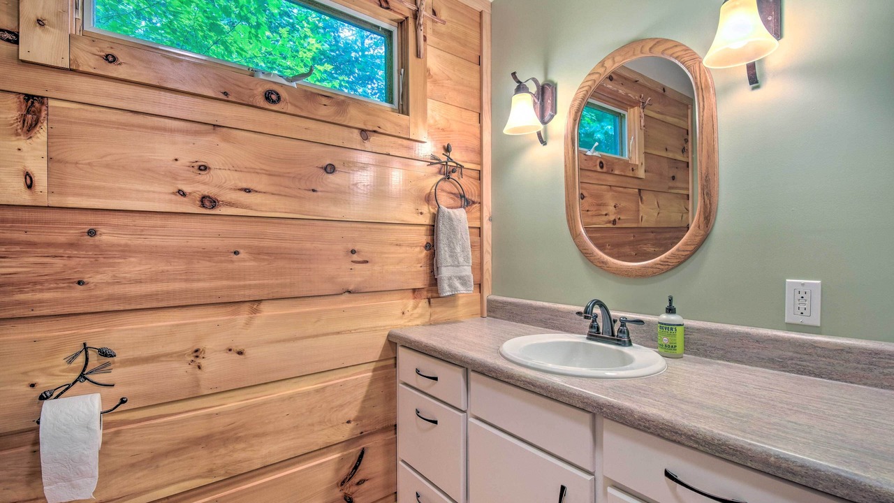 Photo of Bathroom in Mountain Rest