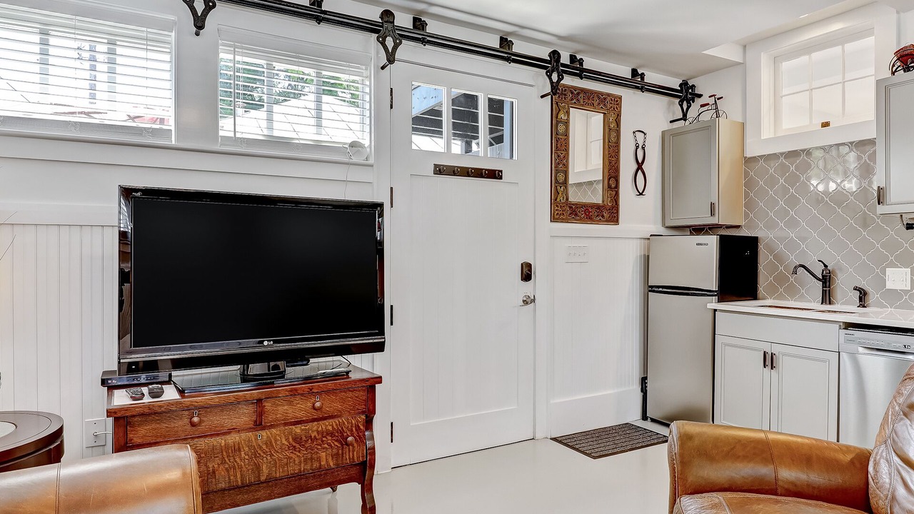 Photo of Livingroom in Thomas Square