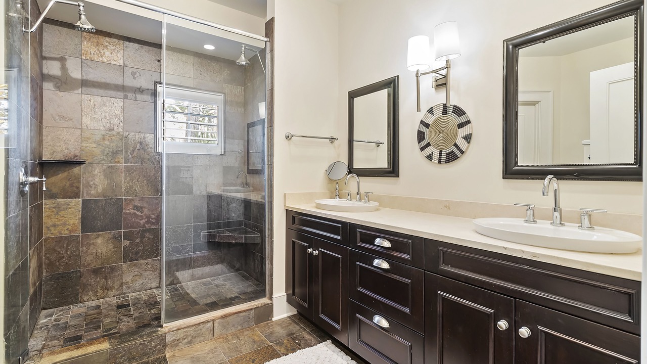 Photo of Bathroom in Vanderhorst Plantation