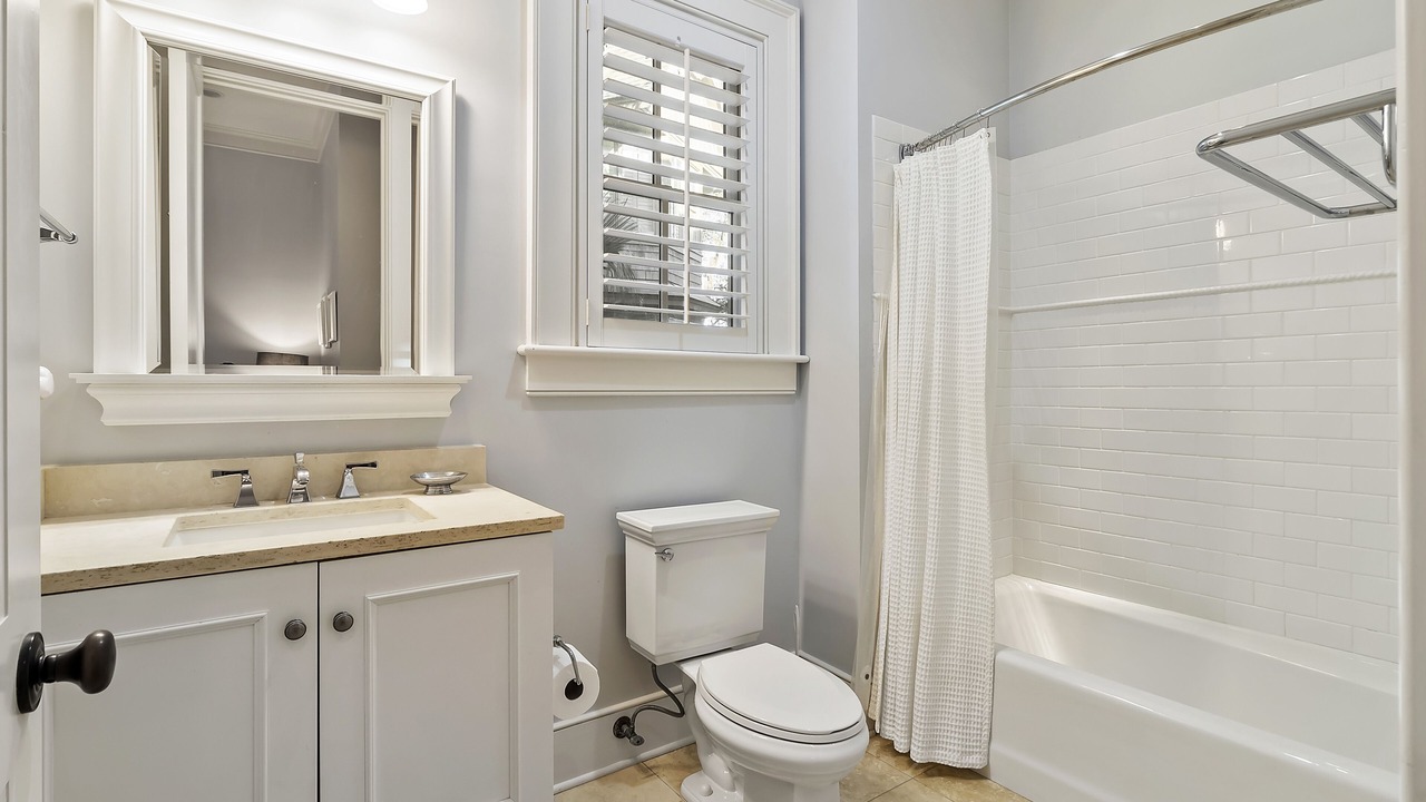 Photo of Bathroom in Vanderhorst Plantation
