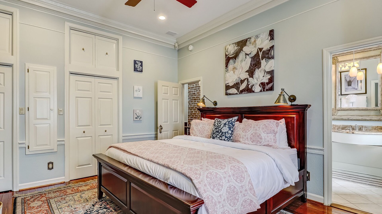 Photo of Bedroom in Historic District - North