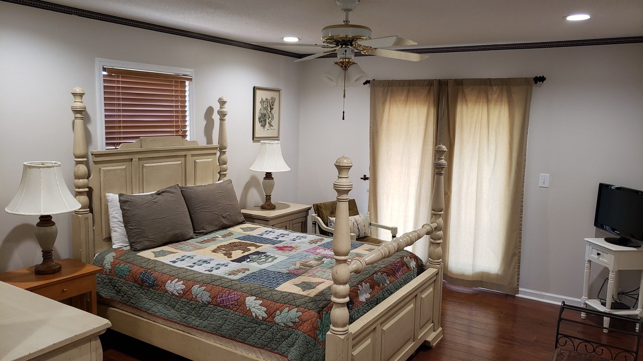 Photo of Bedroom in Hiawassee