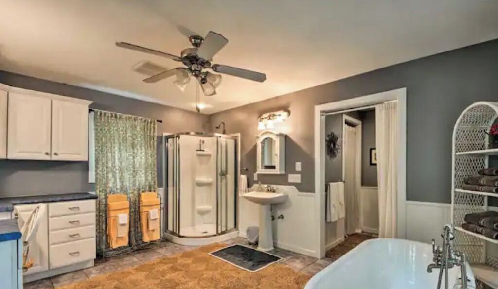 Photo of Bathroom in Mountain Rest