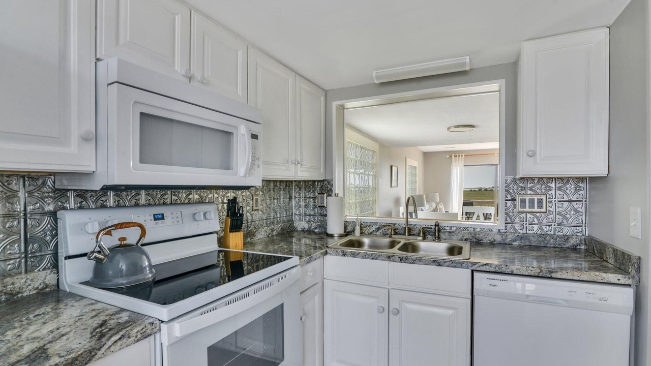 Photo of Kitchen in Oceanmarsh Subdivision
