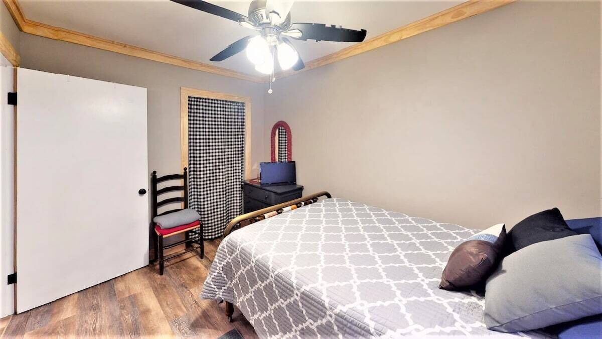 Photo of Bedroom in Tamassee