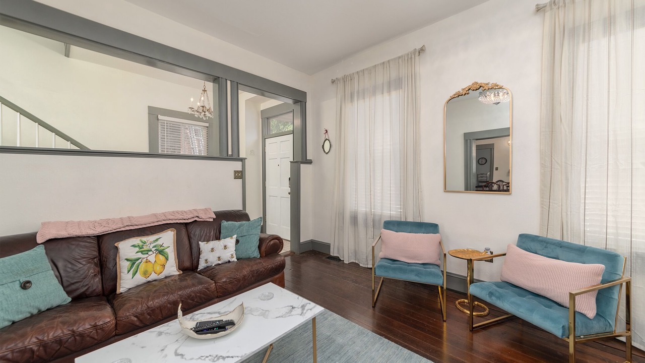 Photo of Livingroom in Beach Institute