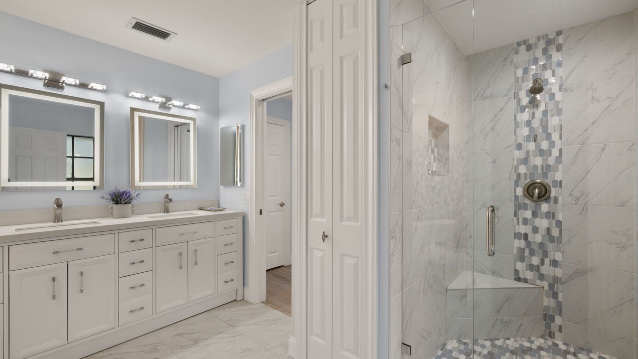 Photo of Bathroom in Kings Lake