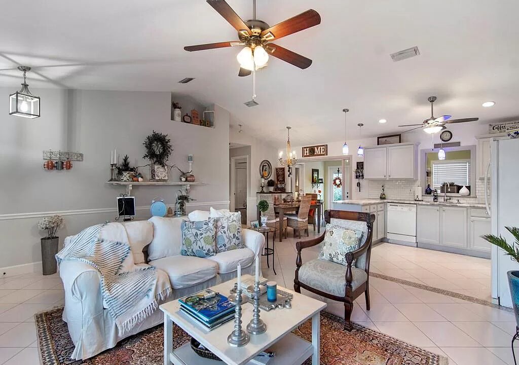 Photo of Livingroom in Florida Ridge