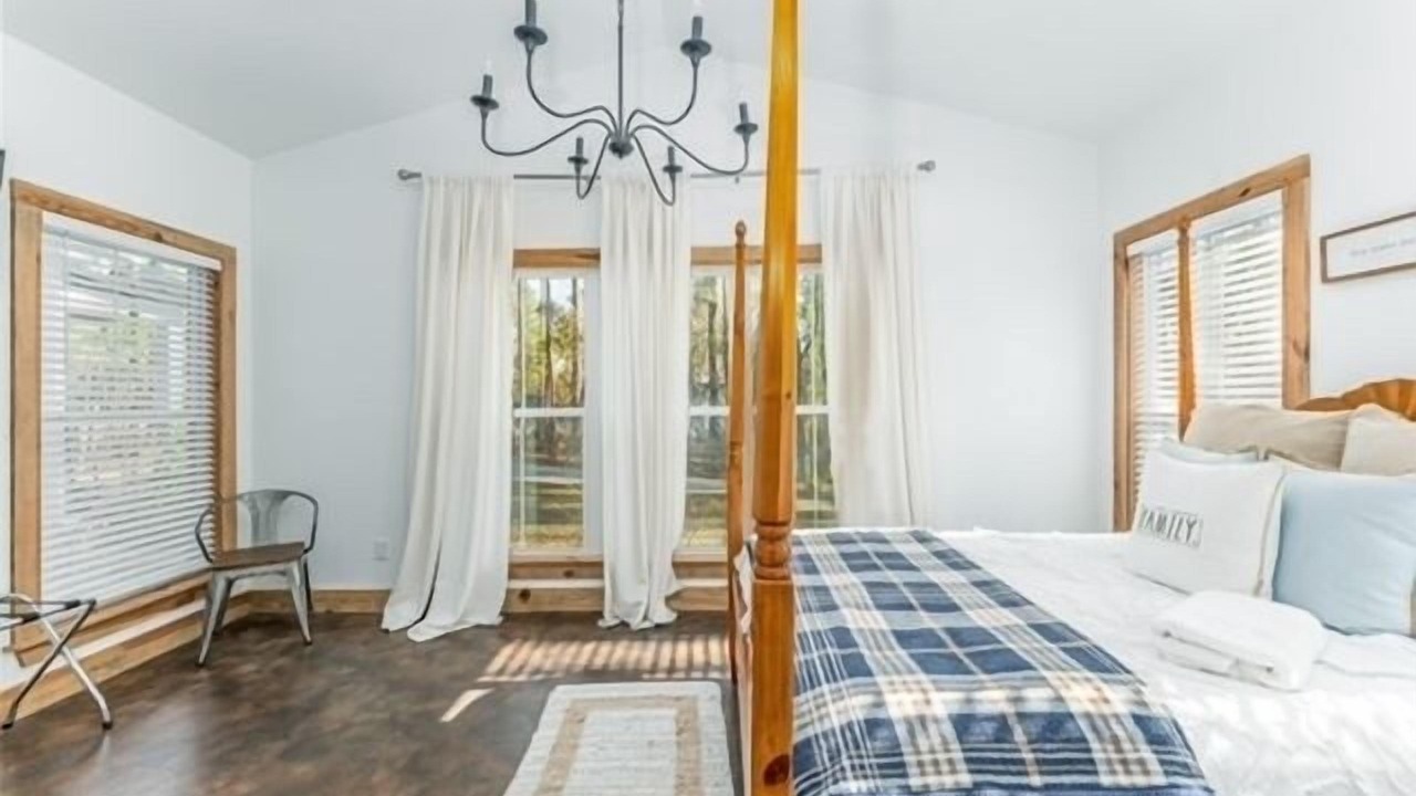 Photo of Bedroom in Midway