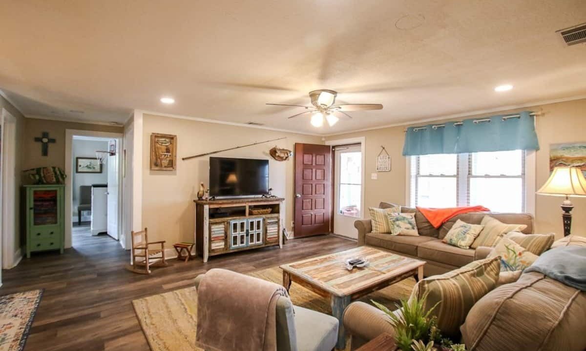Photo of Livingroom in Midway
