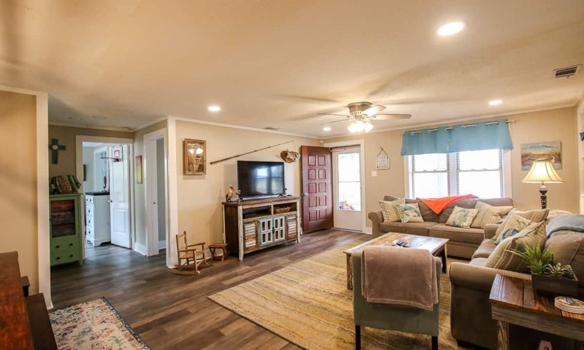 Photo of Livingroom in Midway