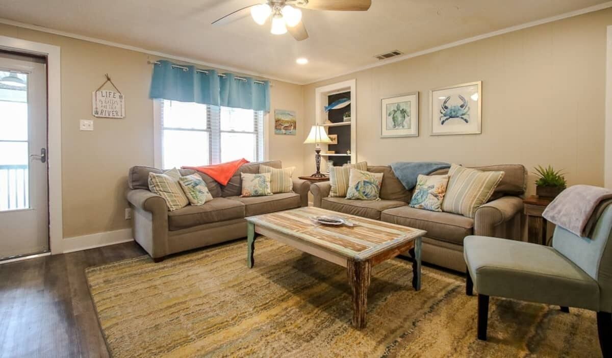 Photo of Livingroom in Midway