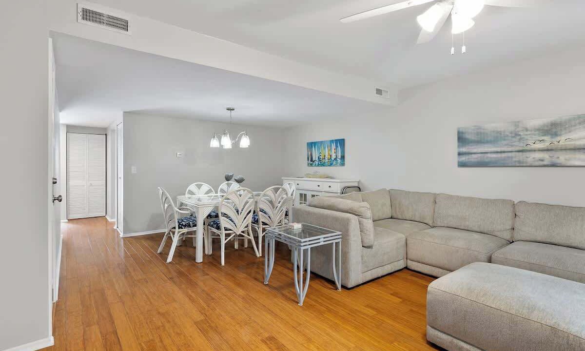Photo of Livingroom in Folly Field