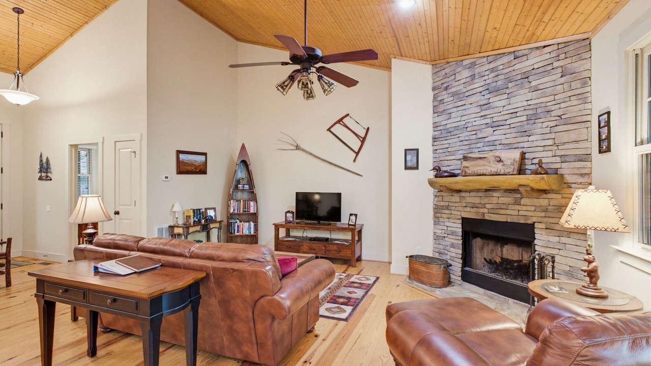 Photo of Livingroom in Bear Lake Reserve