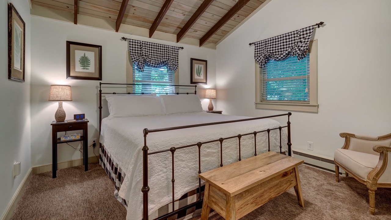 Photo of Bedroom in Mirror Lake