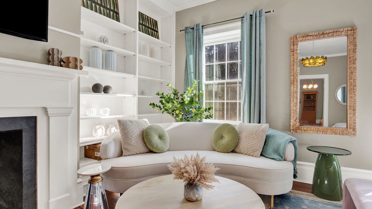 Photo of Livingroom in Historic District - North