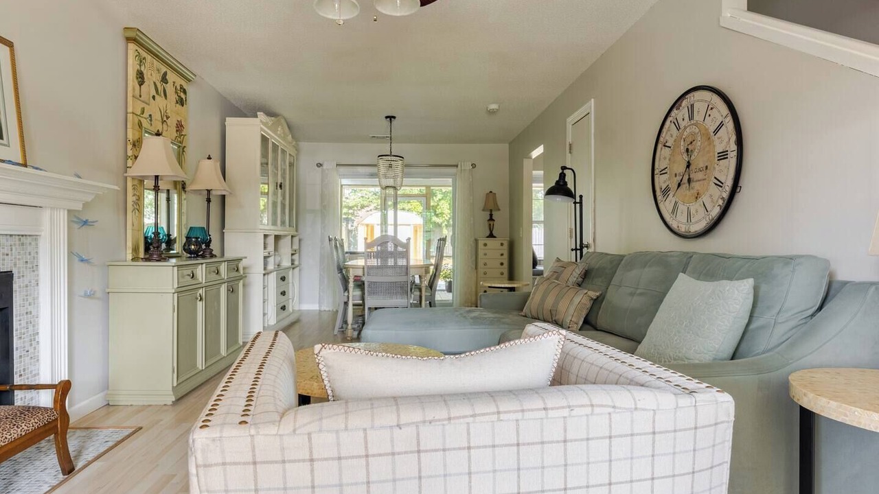 Photo of Livingroom in Whitemarsh Island