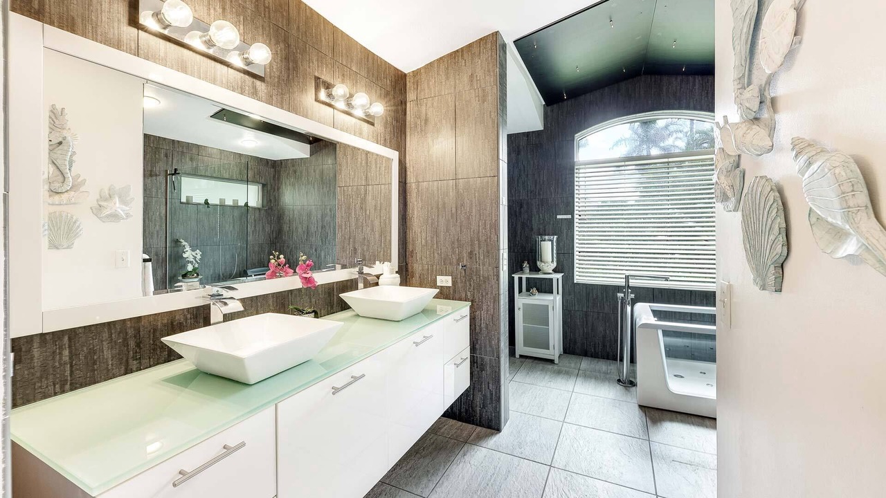 Photo of Bathroom in Trafalgar