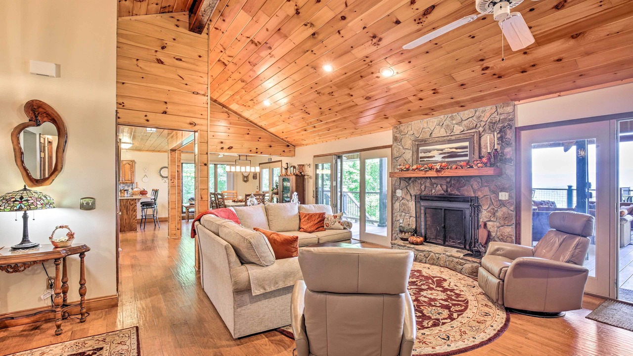 Photo of Livingroom in Hiawassee